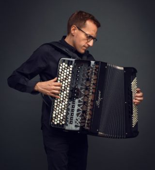 photo de Félicien Brut à l'accordéon