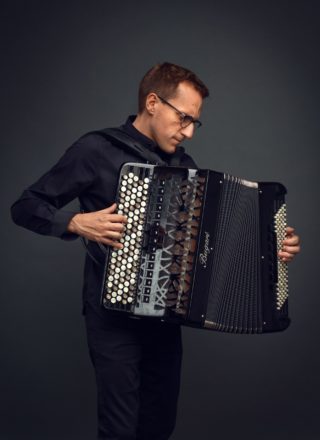 photo de Félicien Brut à l'accordéon