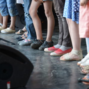 photo de pieds d'enfants sur scène illustrant l'article sur le CLEA de Lons-le-Saunier