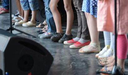 photo de pieds d'enfants sur scène illustrant l'article sur le CLEA de Lons-le-Saunier