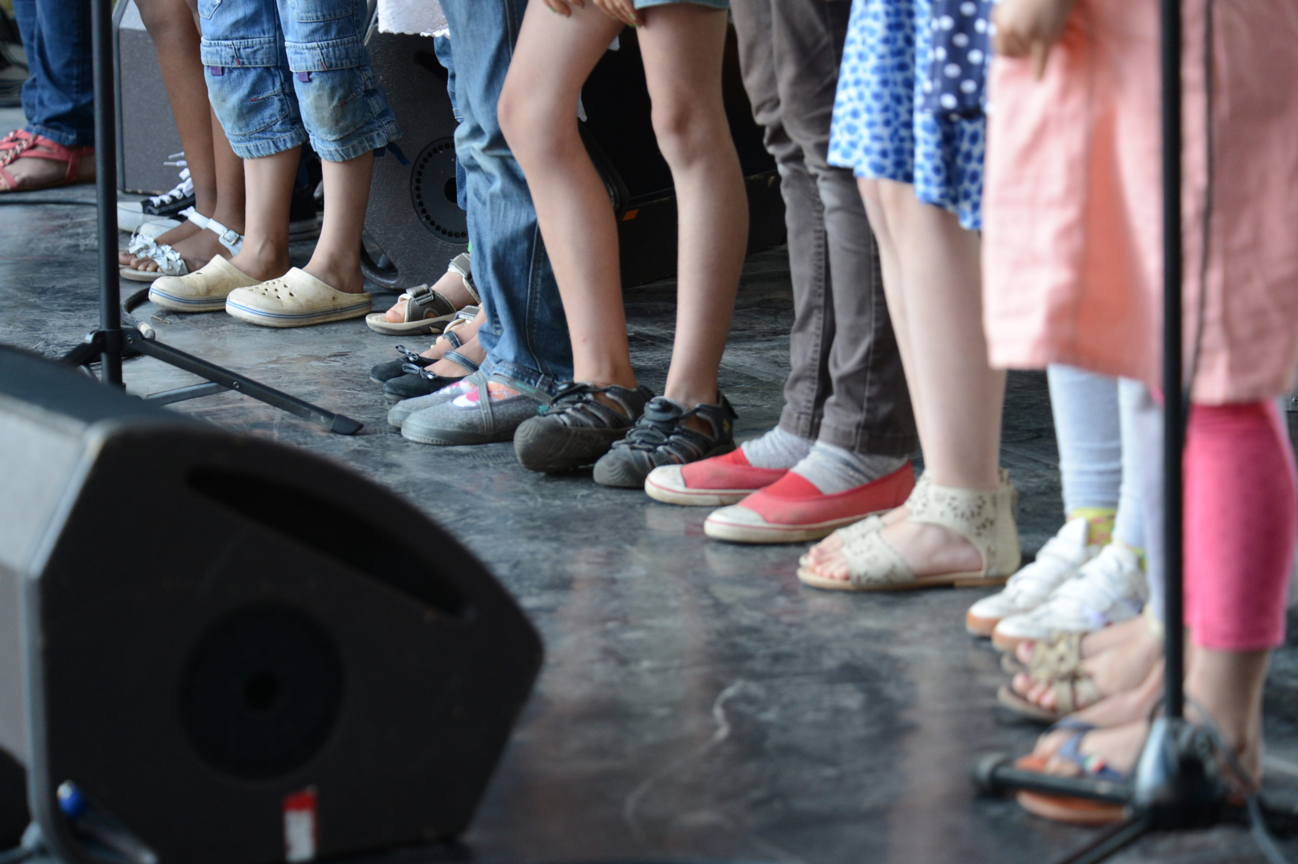 photo de pieds d'enfants sur scène illustrant l'article sur le CLEA de Lons-le-Saunier