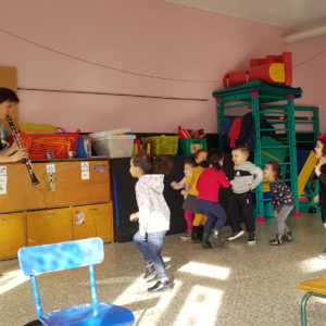 photo d'enfants de classe de maternelle lors de l'intervention musciale d' Alice Waring (clarinette) et Claire Monnot (chant)