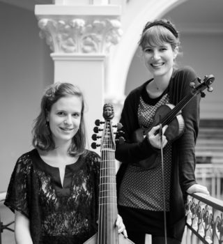 photo du Duo Coloquintes avec Alice Julien-Laferrière au violon et Mathilde Vialle à la viole de gambe