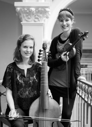 photo du Duo Coloquintes avec Alice Julien-Laferrière au violon et Mathilde Vialle à la viole de gambe