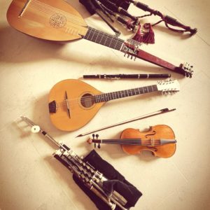 Photo d'instruments de musique utilisés dans le programme Over the Moor