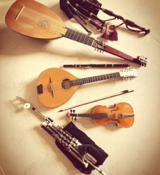 Photo d'instruments de musique utilisés dans le programme Over the Moor