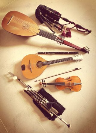 Photo d'instruments de musique utilisés dans le programme Over the Moor
