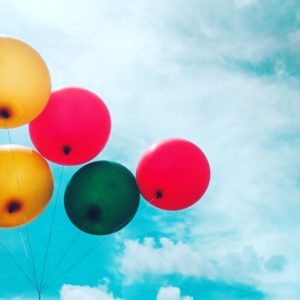 photos de ballons colorés dans le ciel