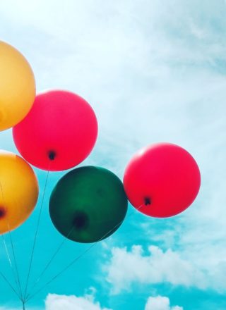 photos de ballons colorés dans le ciel